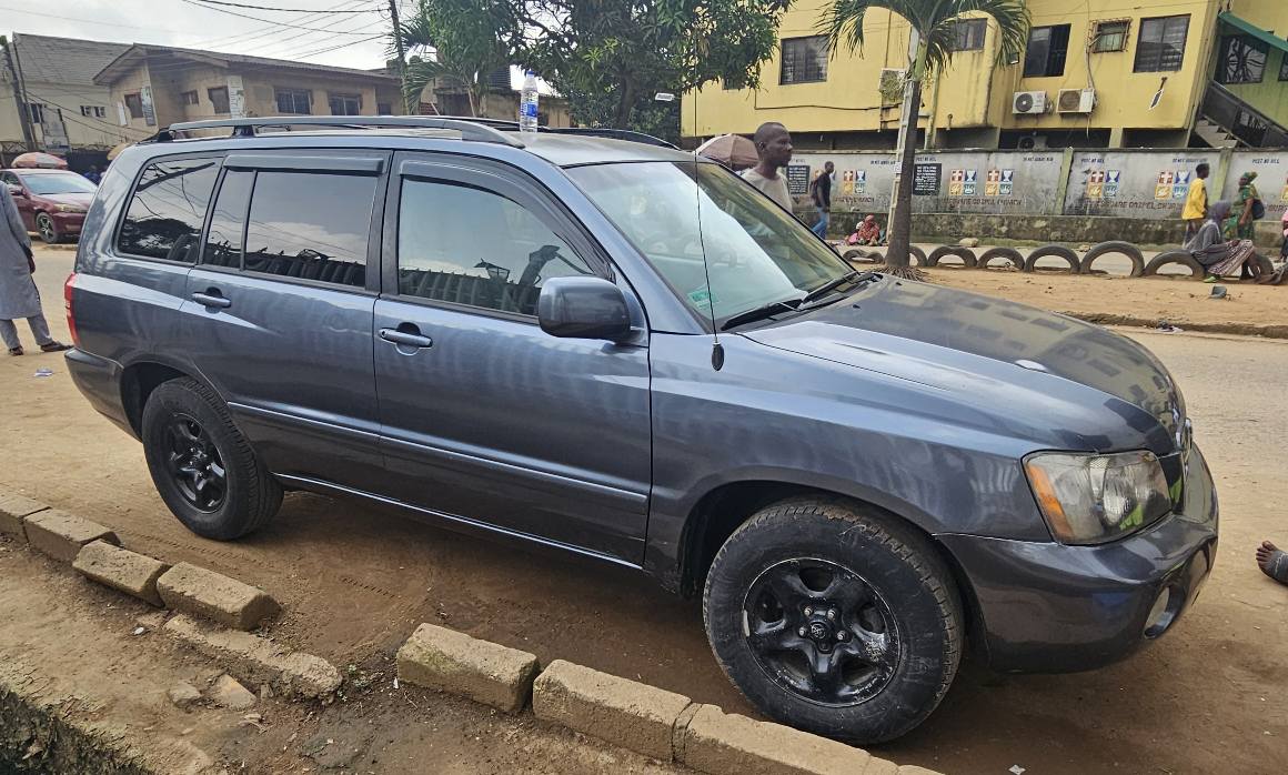 A picture of 2004 TOYOTA HIGHLANDER