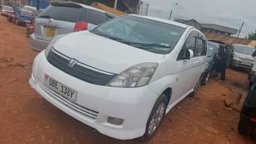 A picture of TOYOTA ISIS