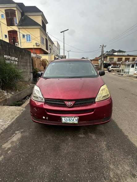 A picture of Toyota Sienna 2005 model Engine gear in perfect condition AC