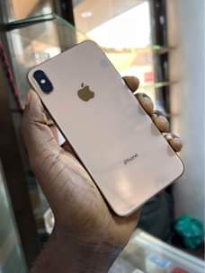 A picture of iPhone XS Max 256GB at Shs 700k only