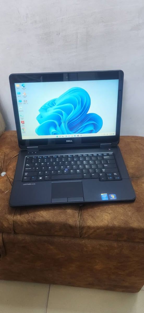 A picture of Dell latitude E5440 Hdd 320Gb Ram 8Gb TOUCH SCREEN processor