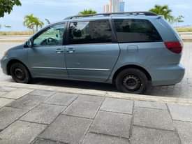 A picture of TOYOTA SIENNA 2005
