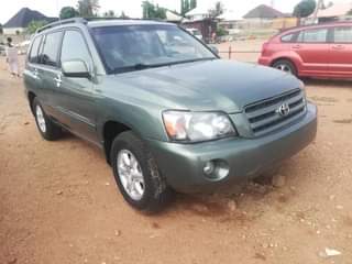 A picture of BELGIUM STANDARD 3 SEATER 2005 2006 MODEL AND TOYOTA HIGHLANDER