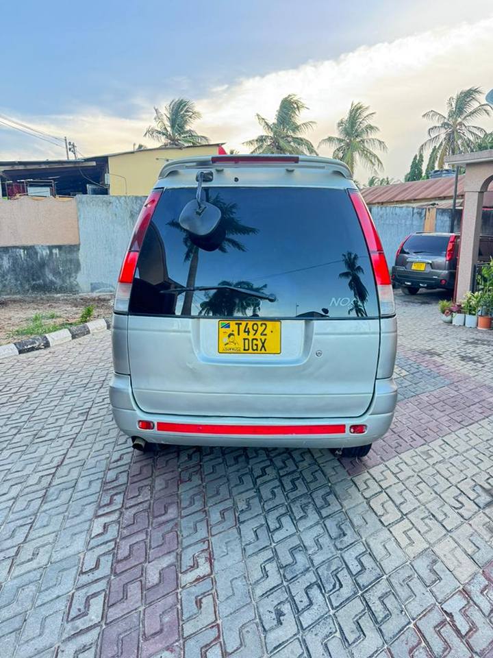 A picture of TOYOTA NOAH SR20 2000