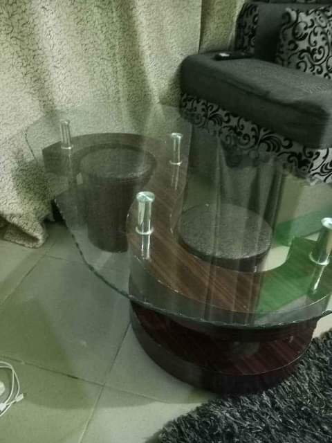A picture of coffee table meza ya kioo