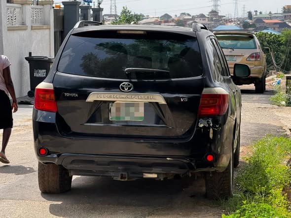 A picture of Super deal 08 toyota highlander 3row seats Sharp engine and