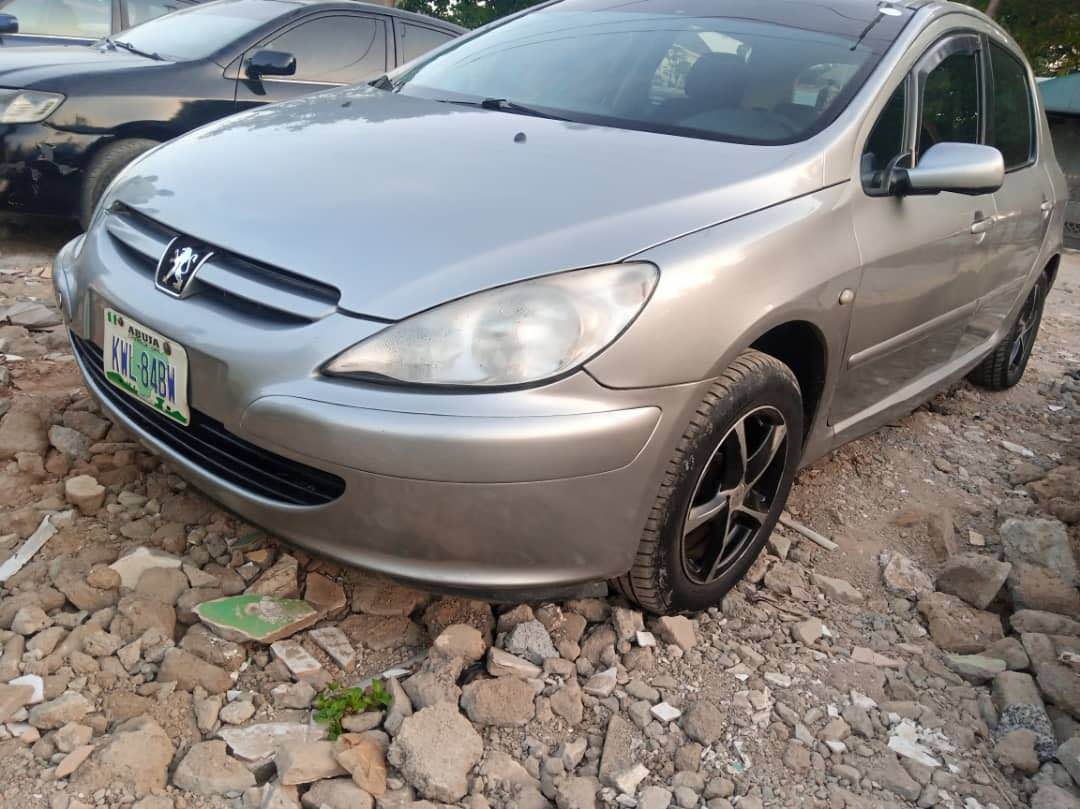 A picture of First body neatly used 2002 Honda CR V