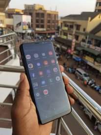 A picture of Samsung Galaxy S8 plus 64gb.....4gbram.....on sell simple crack