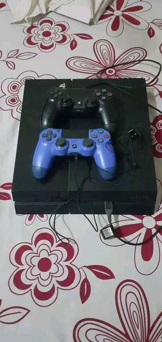 A picture of 0655165004 ps4 fat Inapadi mbili inahitaji pesa chap