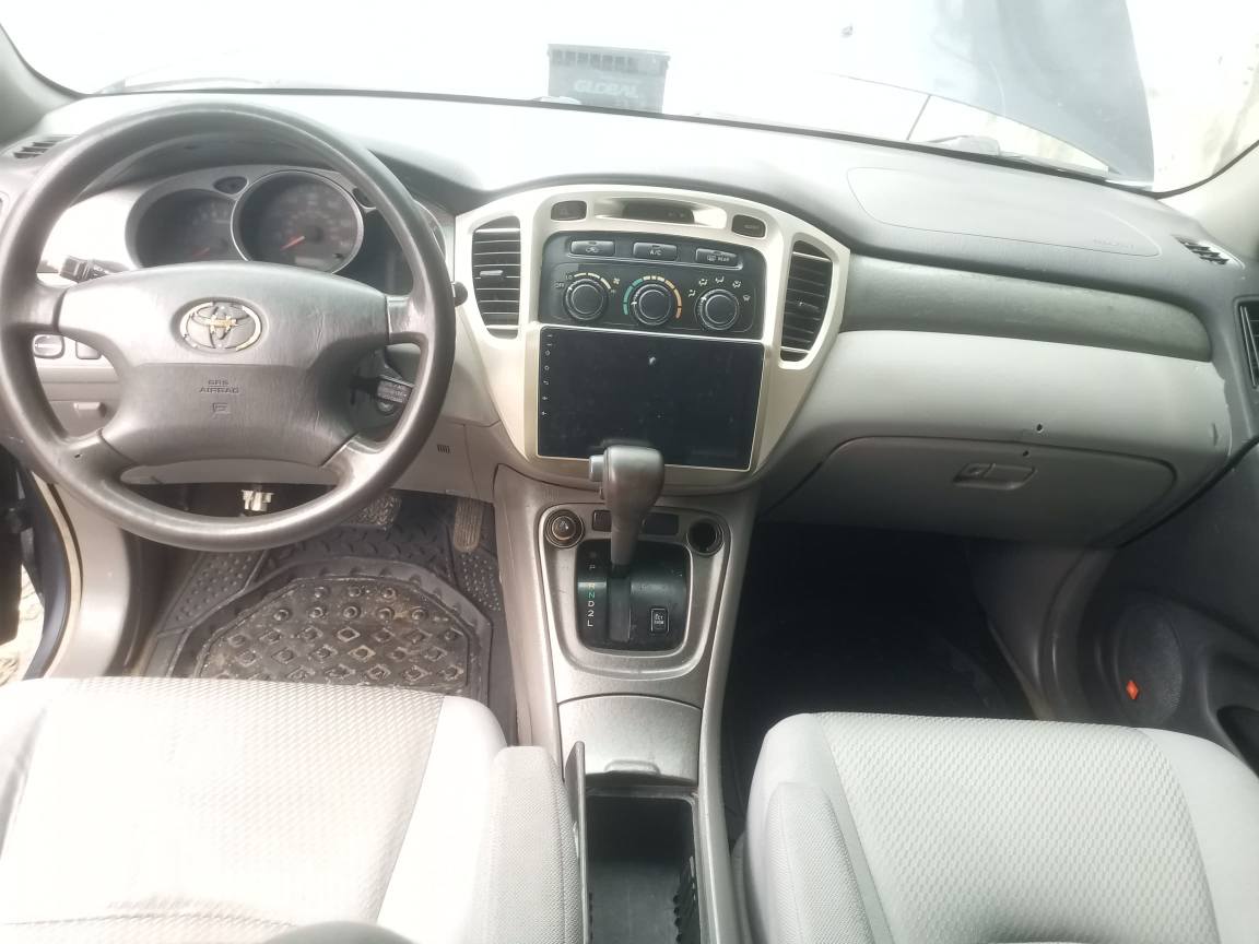 A picture of 2004 TOYOTA Highlander