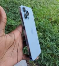 A picture of iPhone 13 pro Max Gb256 PRICE 999 000