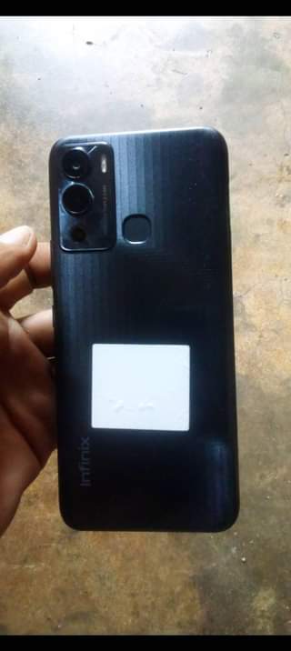 A picture of Infinix hot12i