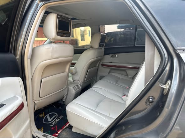 A picture of 2006 RX330
