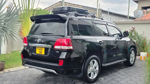 A picture of Land Cruiser seven seats