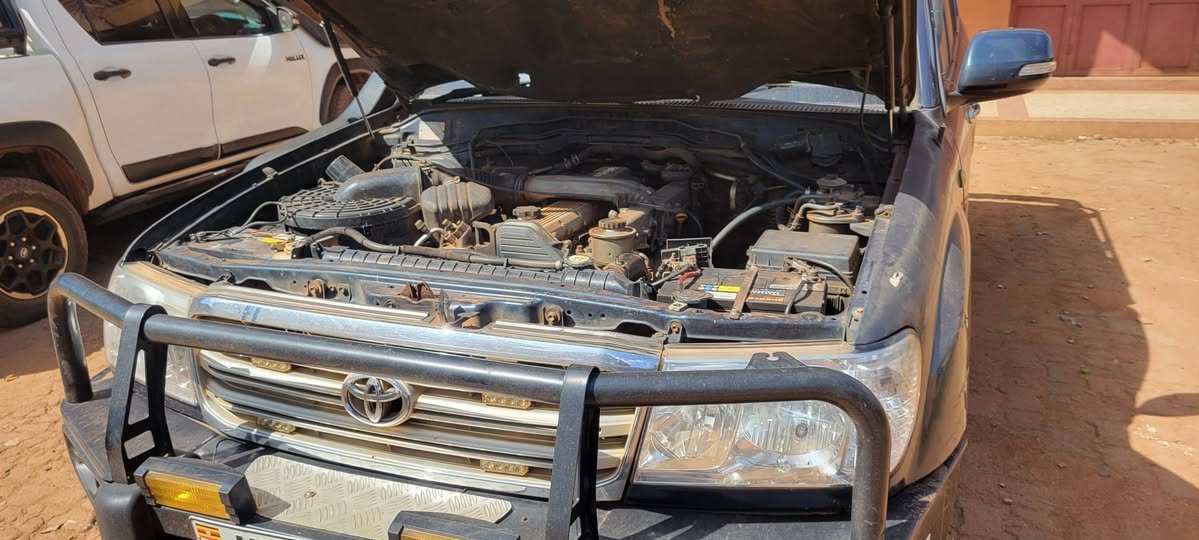 A picture of TOYOTA LANDCRUISER HDJ 100