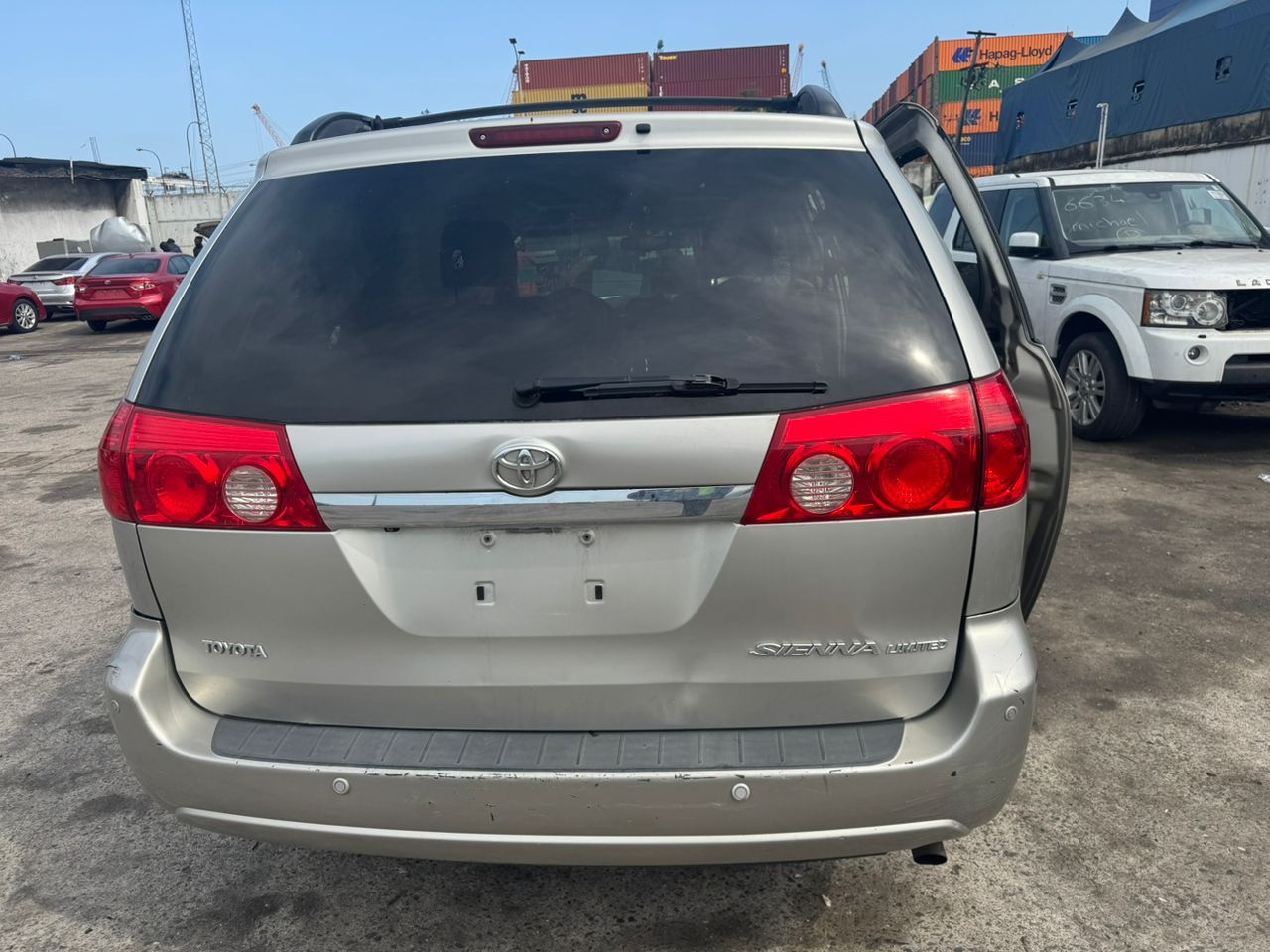 A picture of Toyota sieena 2010