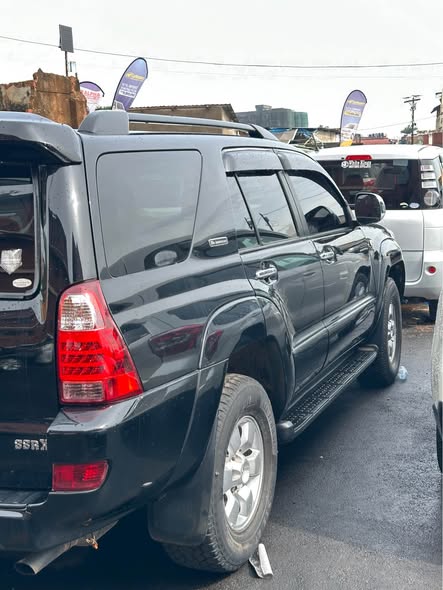 A picture of Toyota surf 2009