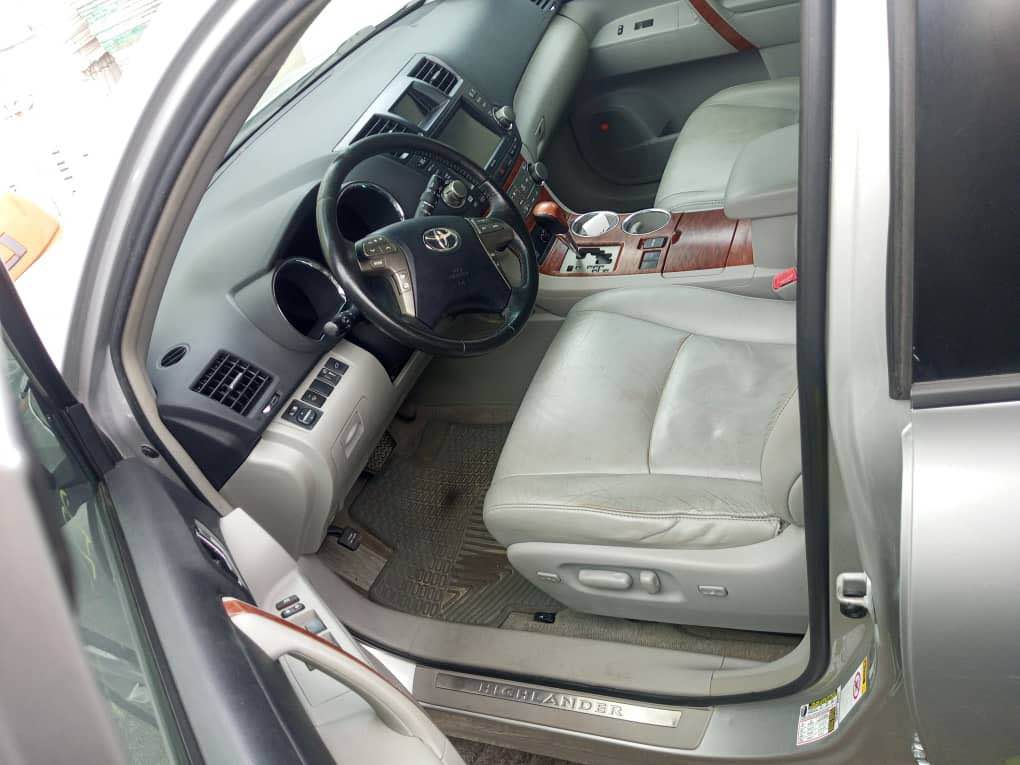 A picture of Foreign used Toyota Highlander Limited 2010 18m