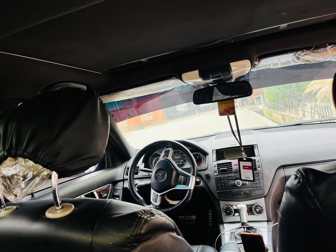 A picture of 2009 Mercedes Benz C300 4 400 000