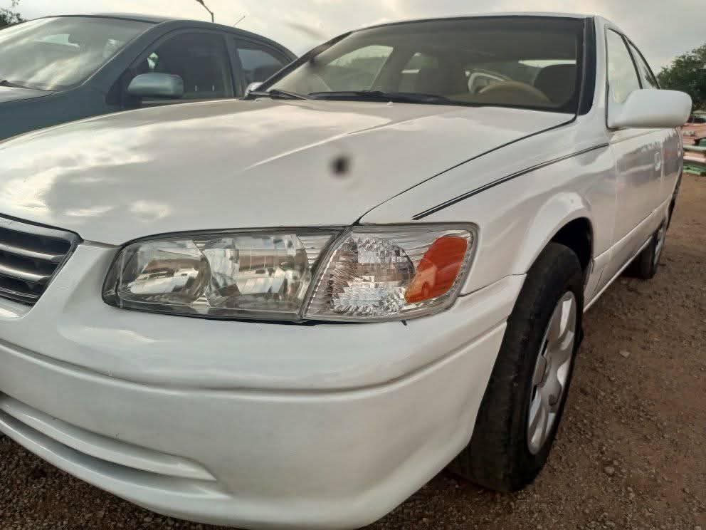A picture of 2001 TOYOTA CAMRY LE