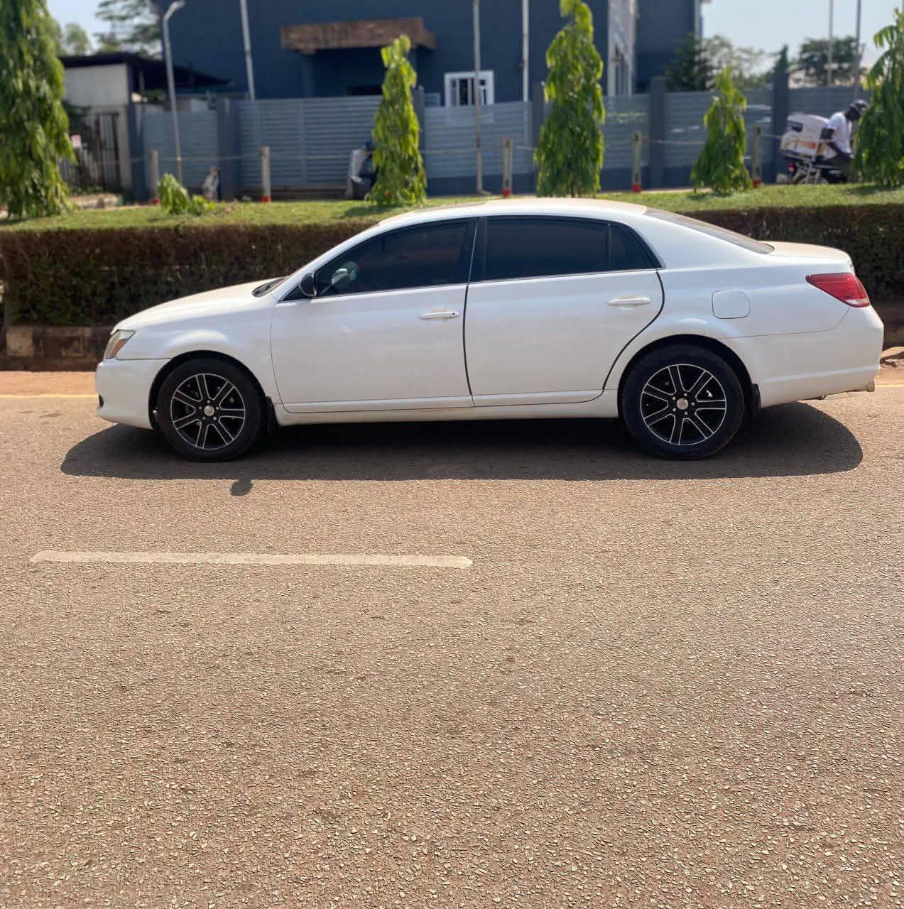 A picture of 2009 Toyota avalon