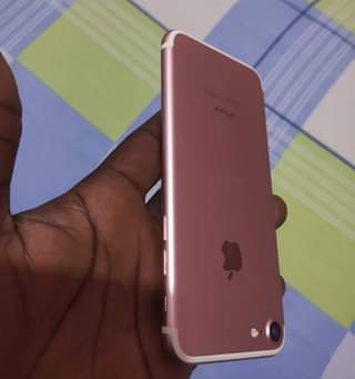 A picture of iPhone 7 plain 128gb price 189 000