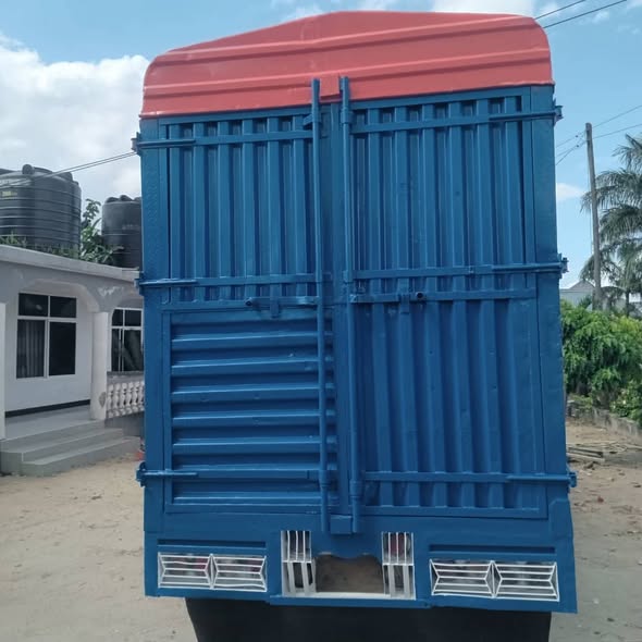 A picture of ipo DSM CANTER YA MZIGO KALII ELX Engine 4d 35
