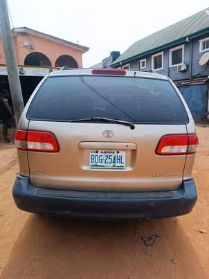 A picture of First pure body 2001 model registered Toyota sienna