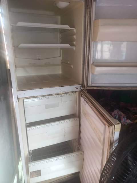 A picture of nauza frig ila linakipengele gas imeisha linatakiwa lijazwe ofa 130k