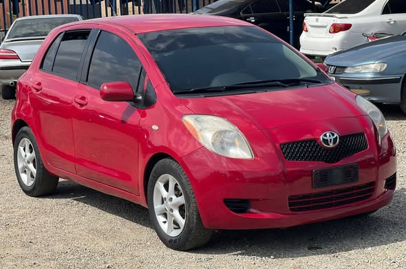 A picture of A super clean Nigerian used Toyota Yaris 2006 model chilling