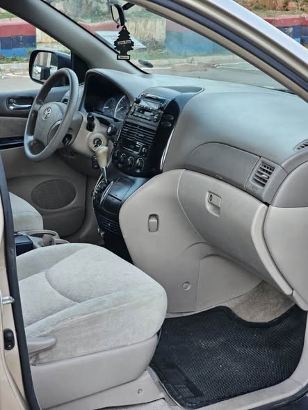 A picture of TOYOTA SIENNA 2006