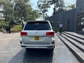 A picture of TOYOTA LAND CRUISER V8
