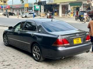A picture of TOYOTA CROWN