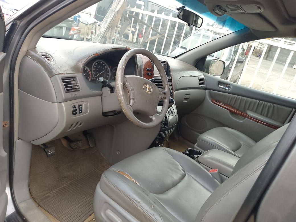 A picture of Very clean Toyota Sienna