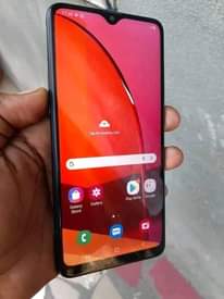 A picture of Samsung a20s