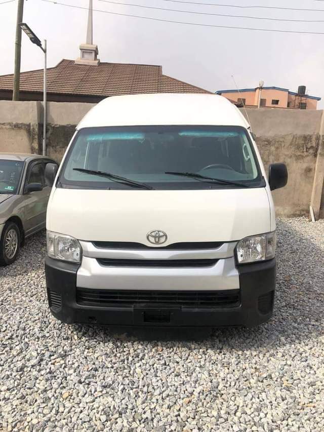 A picture of Toyota hiece bus