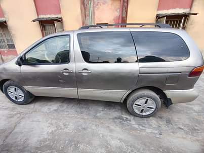 A picture of 2000 TOYOTA SIENNA