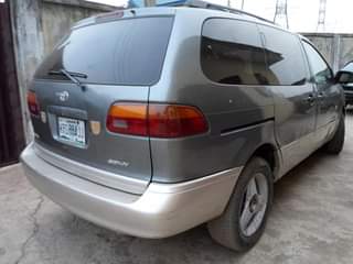 A picture of Toyota sienna 1999