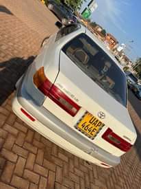 A picture of 2000 Toyota Prmio