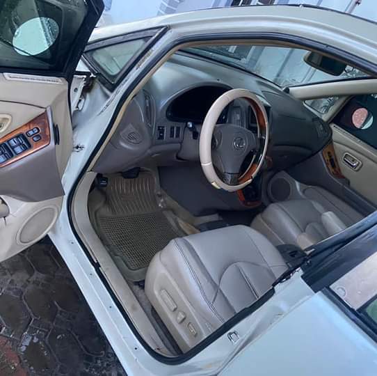A picture of Lexus Rx 300 toks standard registered 09066107030 
