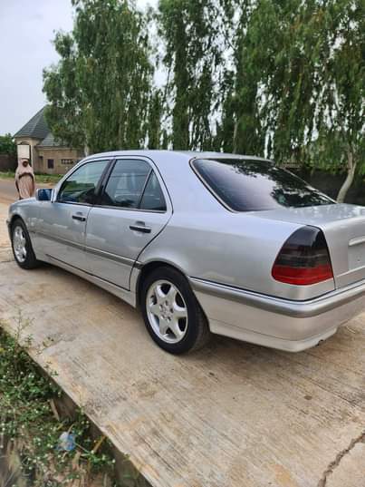 A picture of Neatly Used Mercedez Benz C200 Price 2 850mil Engine Gear