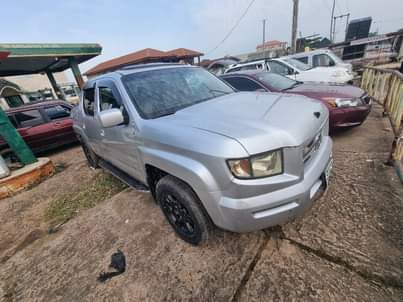 A picture of Forsale Honda ridgeline Sound engine Gearbox untouched Ac chilling massively
