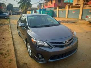 A picture of side direct direct de clean tokunbo 2013 toyota corolla sport
