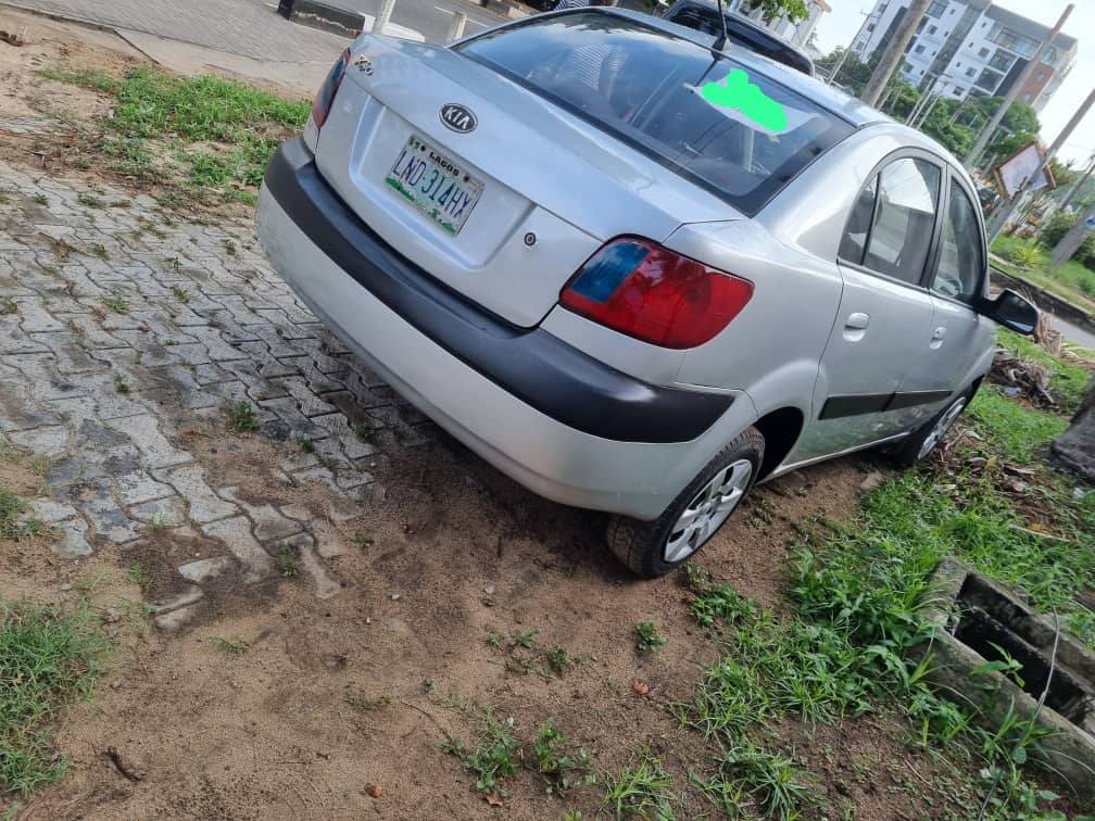 A picture of Kia rio 2008