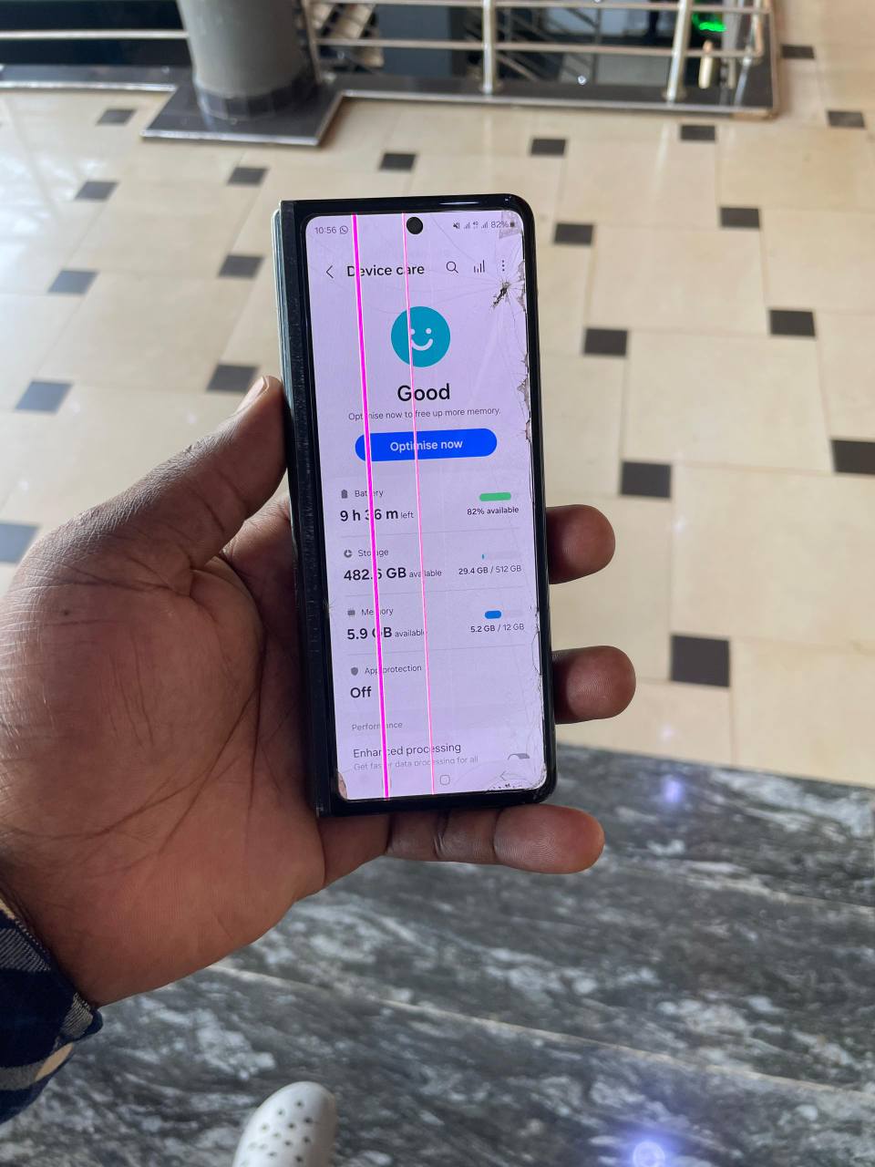 A picture of Samsung galaxy Z fold3 5G duos 512gb 12gbram faulty inside