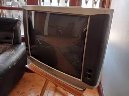 A picture of 3 pc Chandelier set and old model Hitachi tv