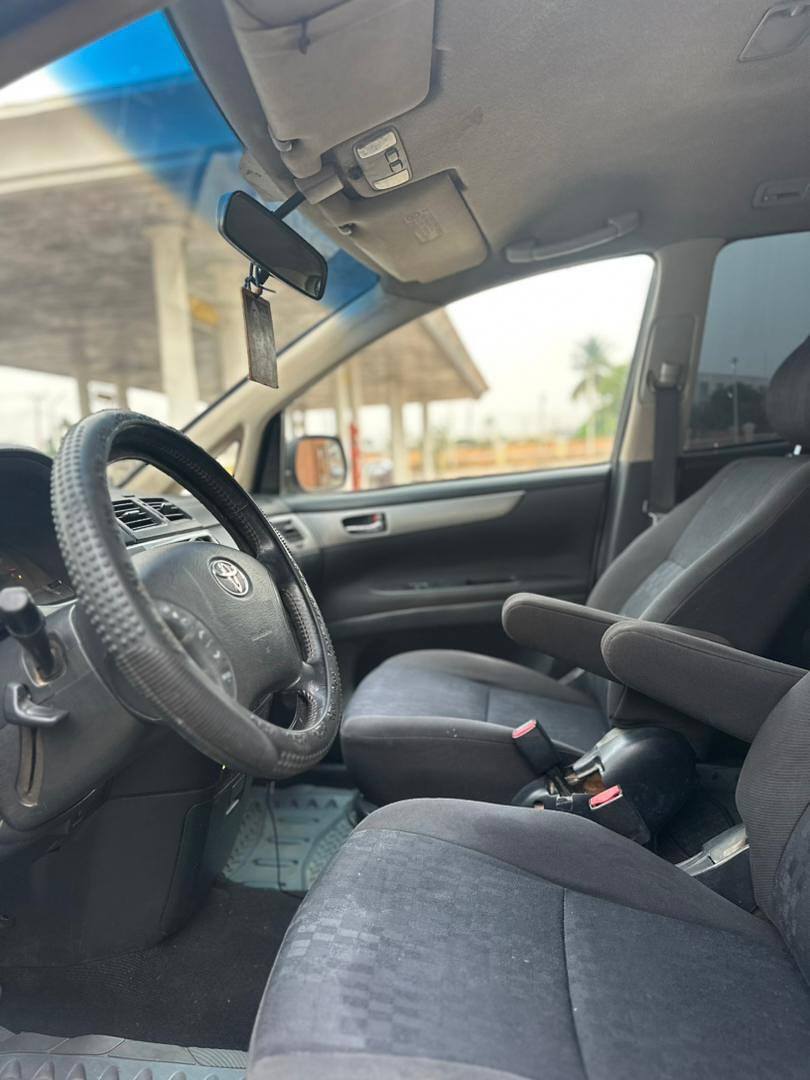 A picture of TOYOTA AVENSIS