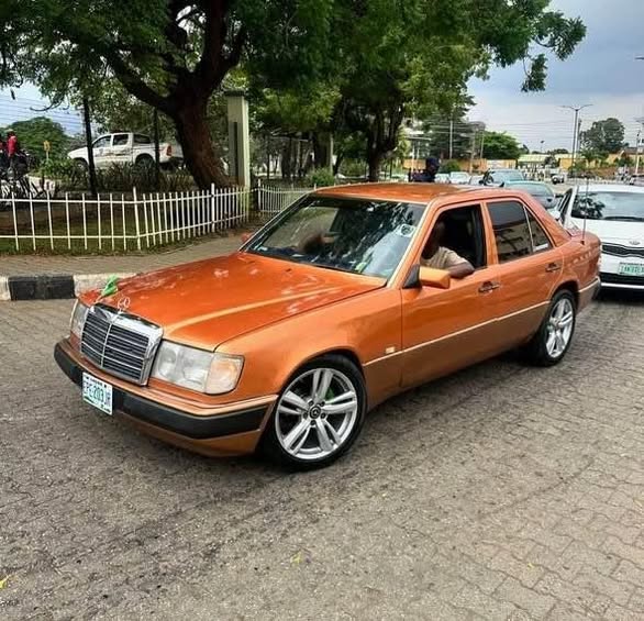 A picture of Vintage 230e going for sale 08125647248