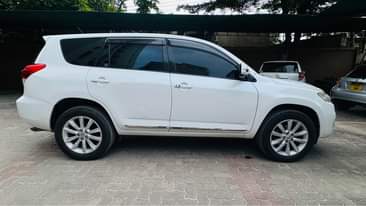 A picture of Toyota Vanguard 2011 model for sale