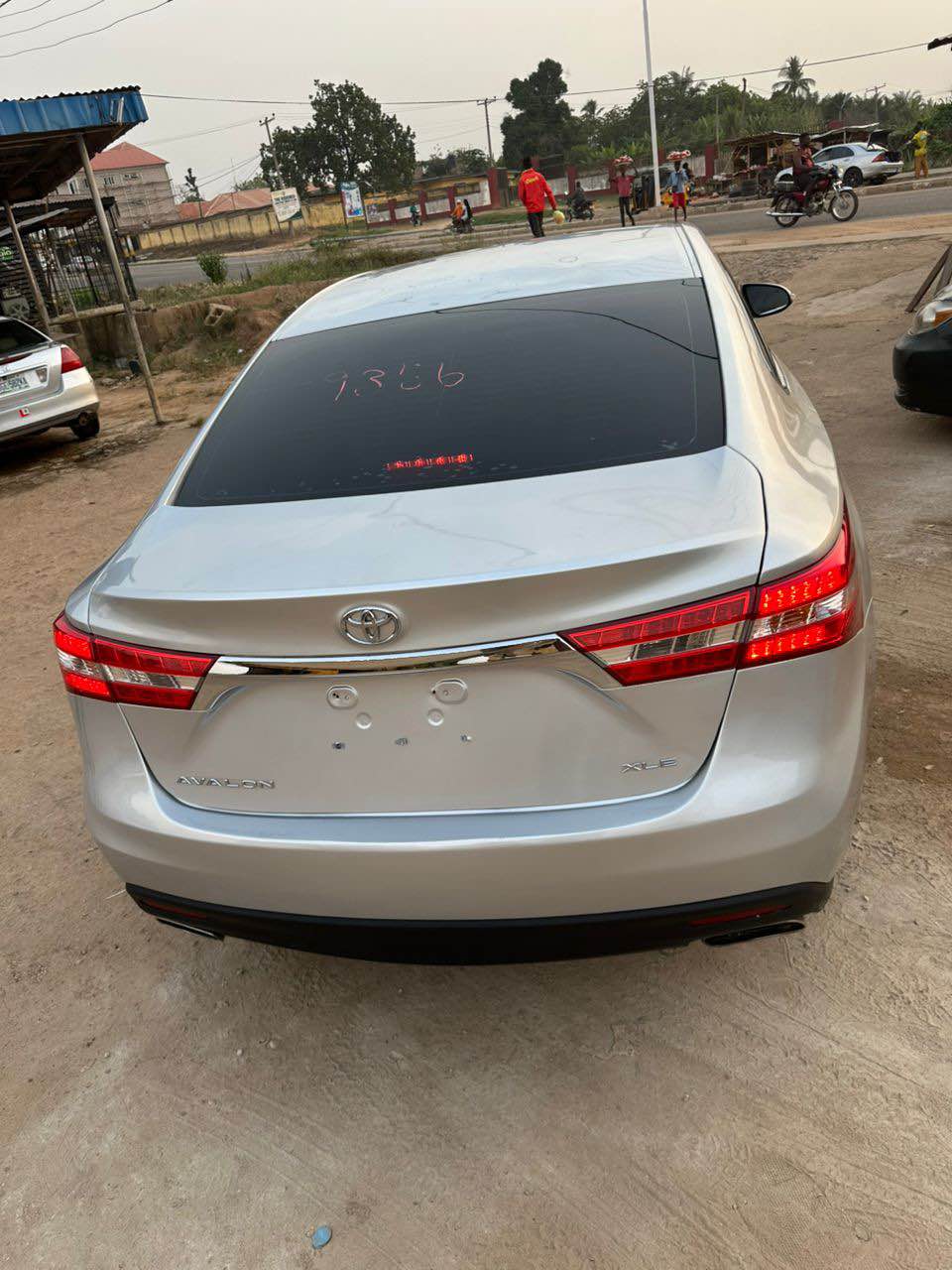 A picture of Toyota Avalon 2014